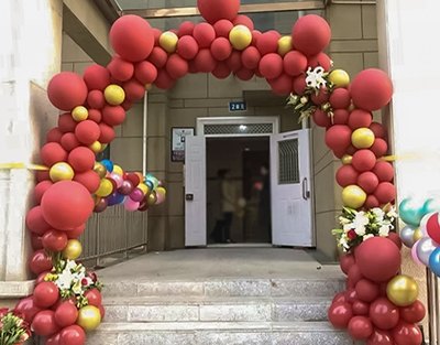 单元楼道口大红色喜庆婚庆气球拱门